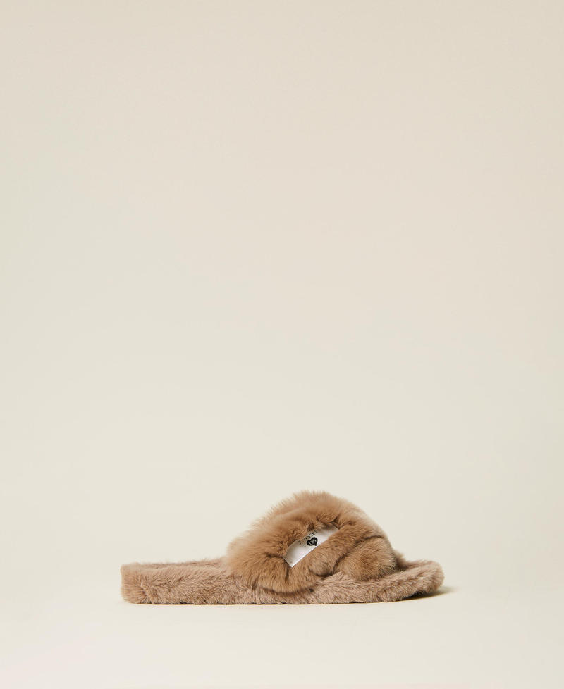 Criss-crossed faux fur slippers Dark Cream Woman 222LLPZBB-01