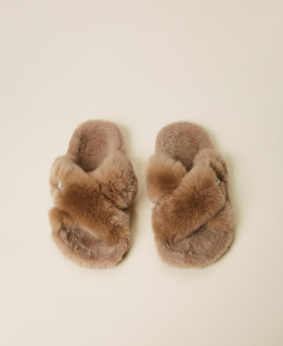 Criss-crossed faux fur slippers Dark Cream Woman 222LLPZBB-05