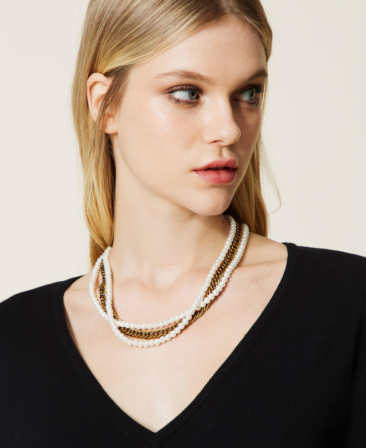 Chain and pearl necklace with logo