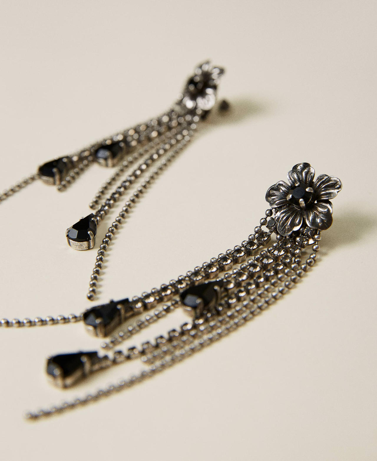 Orecchini con fiori e frange