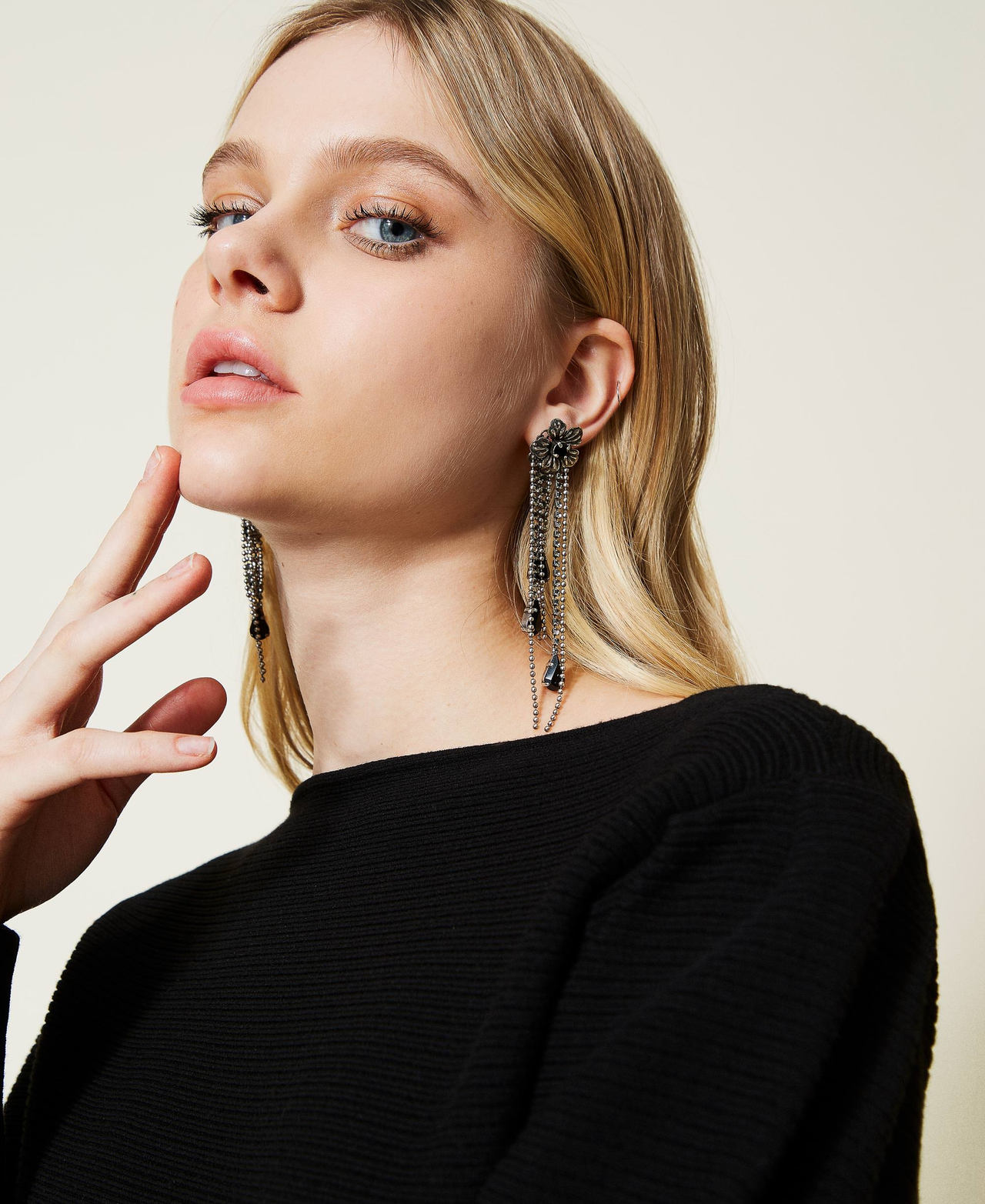 Orecchini con fiori e frange