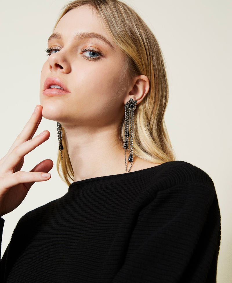 Orecchini con fiori e frange