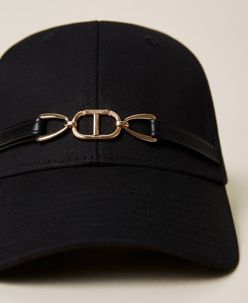 Baseball cap with logo clasp