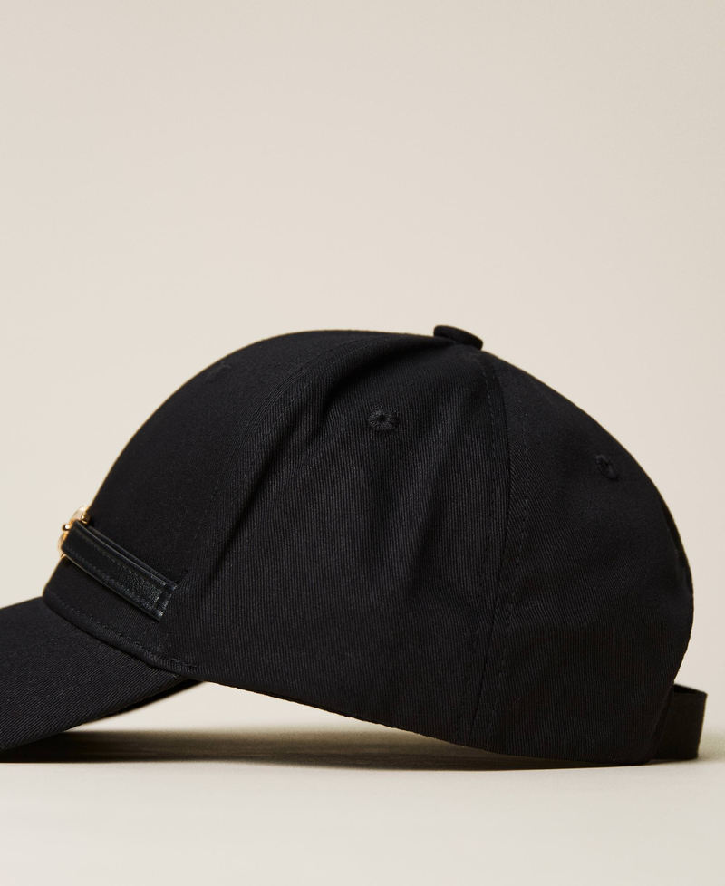 Baseball cap with logo clasp