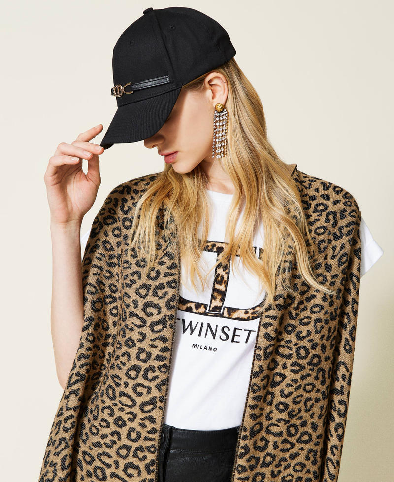 Baseball cap with logo clasp