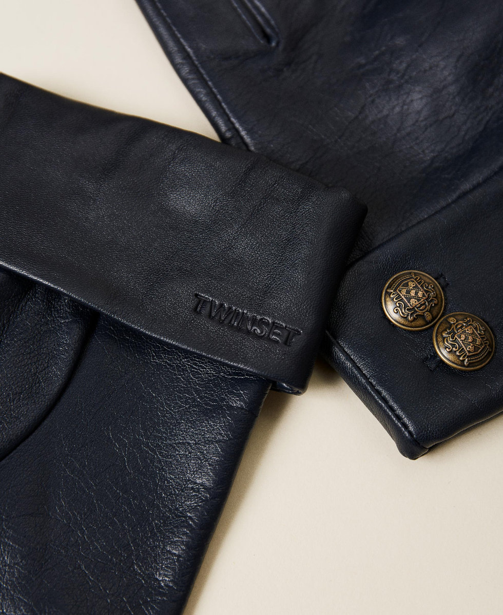 Leather gloves with buttons