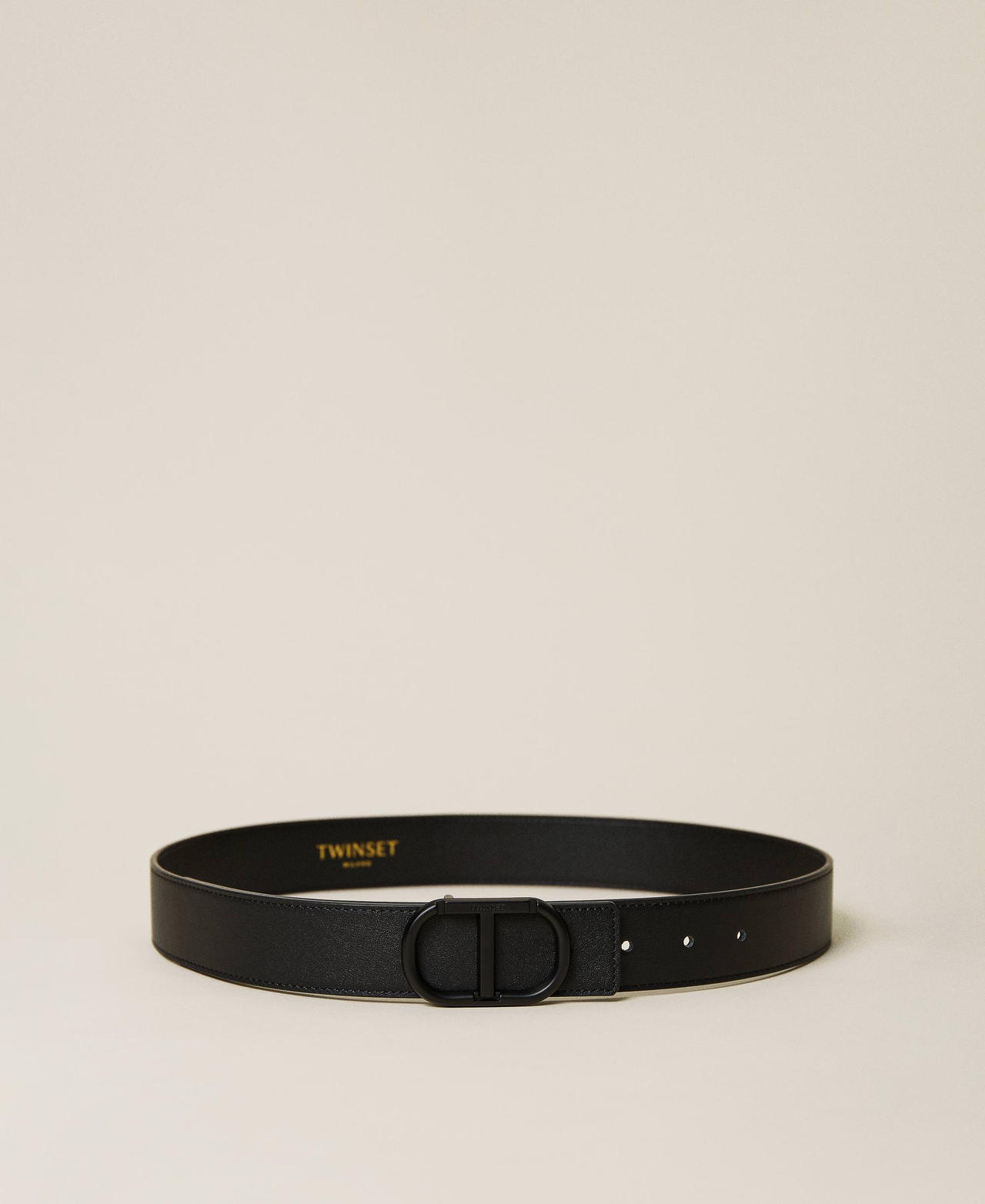 Cintur&oacute;n de piel con logotipo a juego