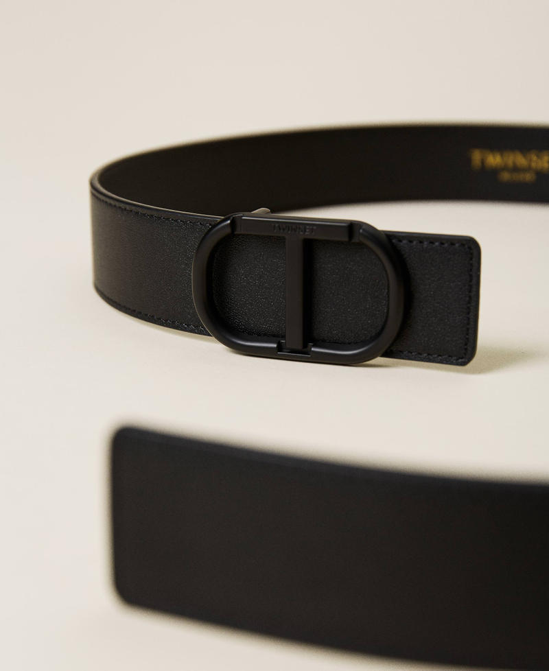 Cintur&oacute;n de piel con logotipo a juego