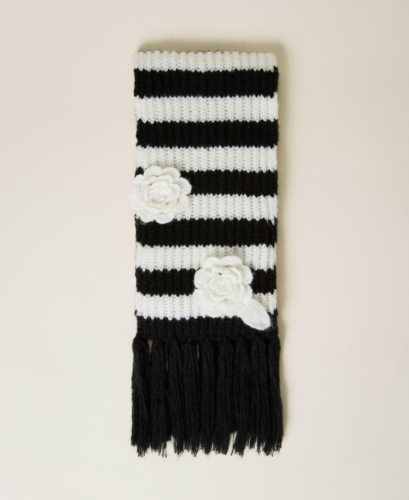 Полосатый шарф с брошками Двухцветный Белый "Снег" / Черный женщина 222TA4090-01