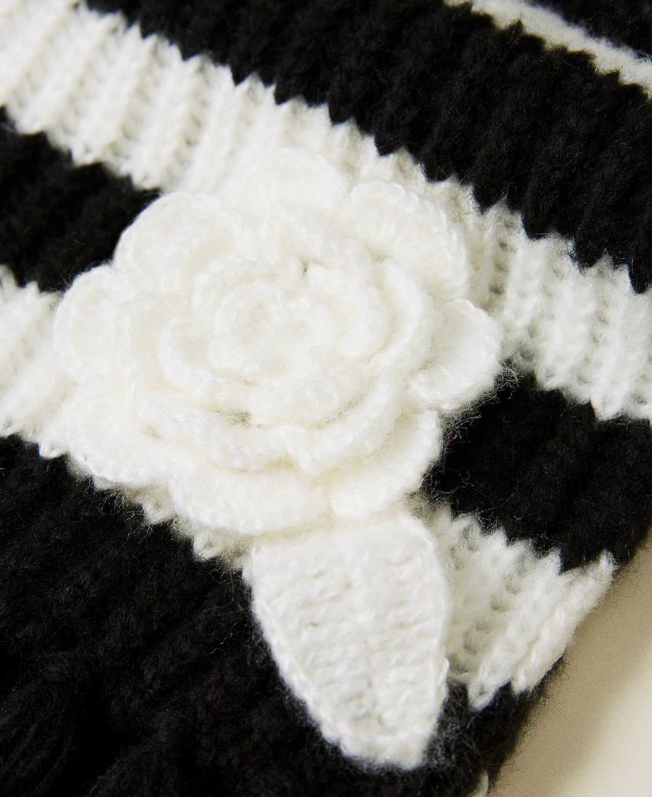 Полосатый шарф с брошками Двухцветный Белый "Снег" / Черный женщина 222TA4090-02
