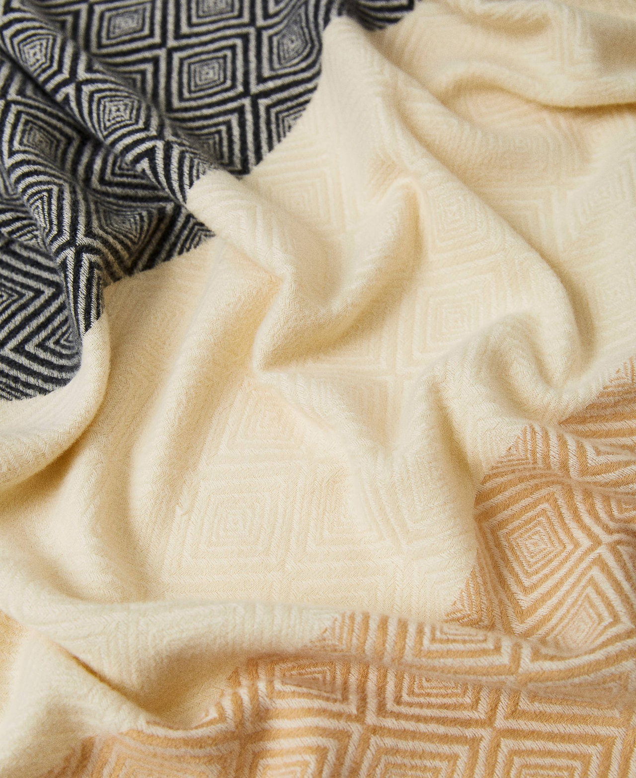 Jacquard scarf with logo Geometric Multicolour Black / "Dune" Beige Woman 222TA4100-03