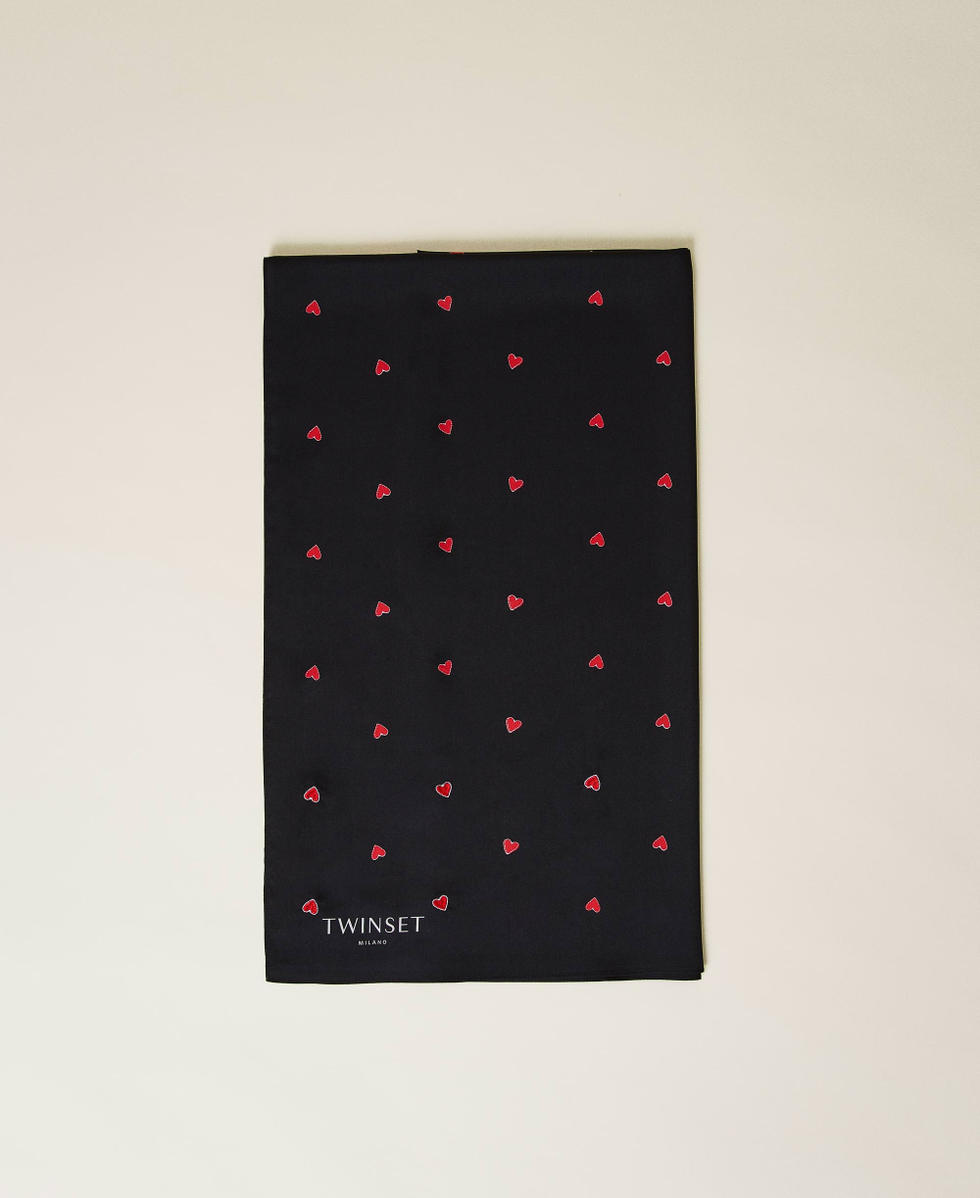 Tuch mit aufgestickten Herzen