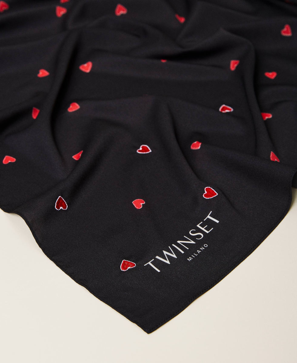 Tuch mit aufgestickten Herzen