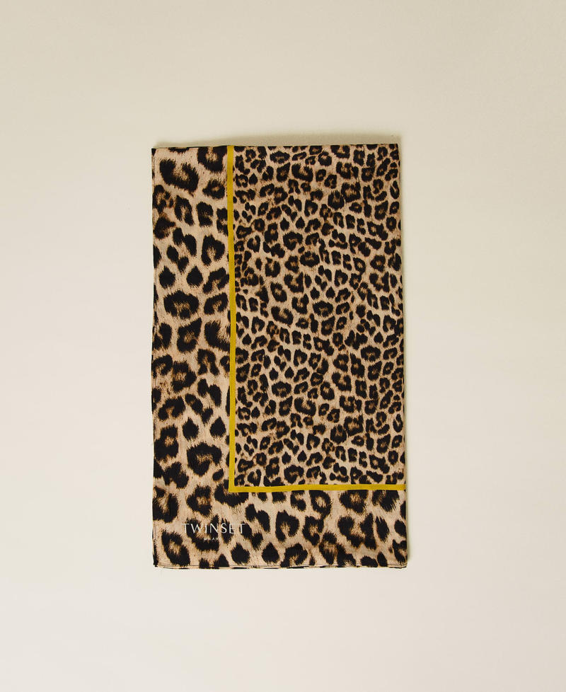 Pa&ntilde;uelo con estampado animal print