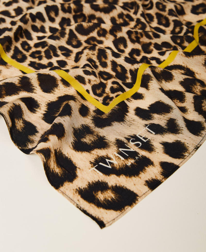 Pa&ntilde;uelo con estampado animal print