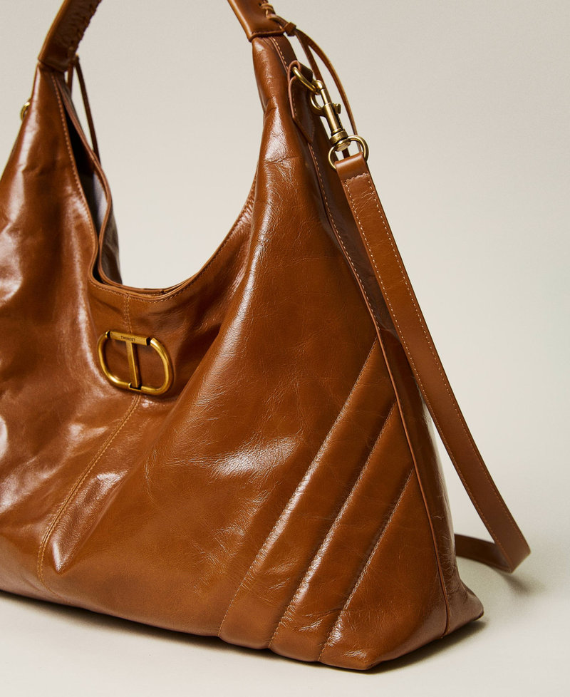 Ledertasche mit Steppmotiv an den Ecken