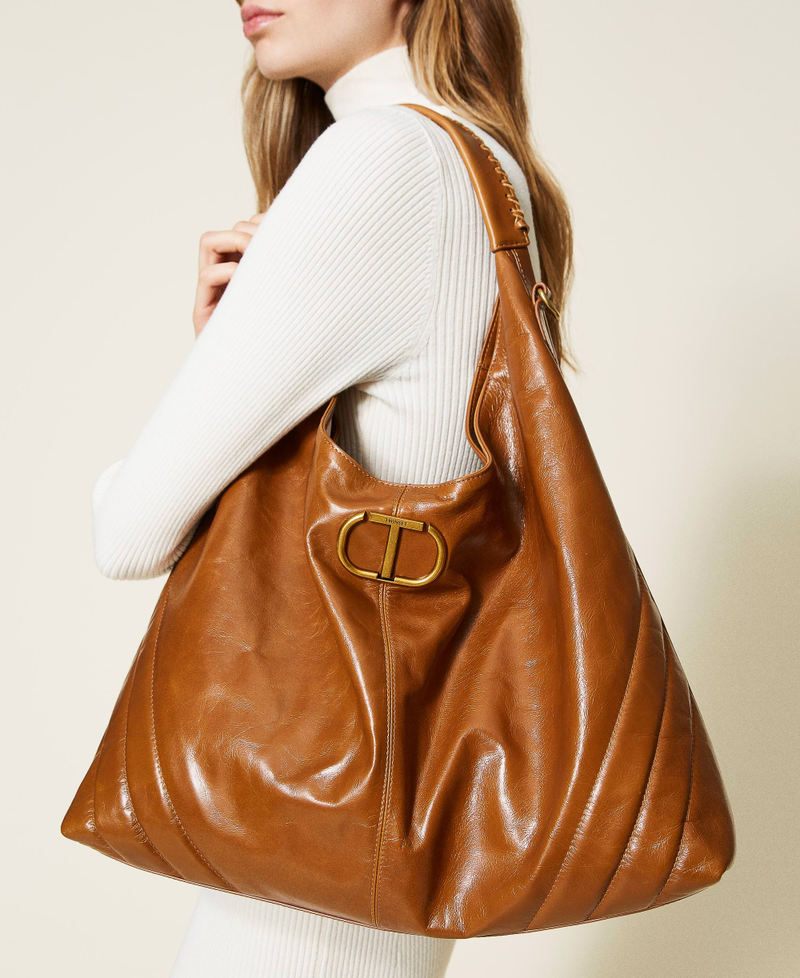 Ledertasche mit Steppmotiv an den Ecken