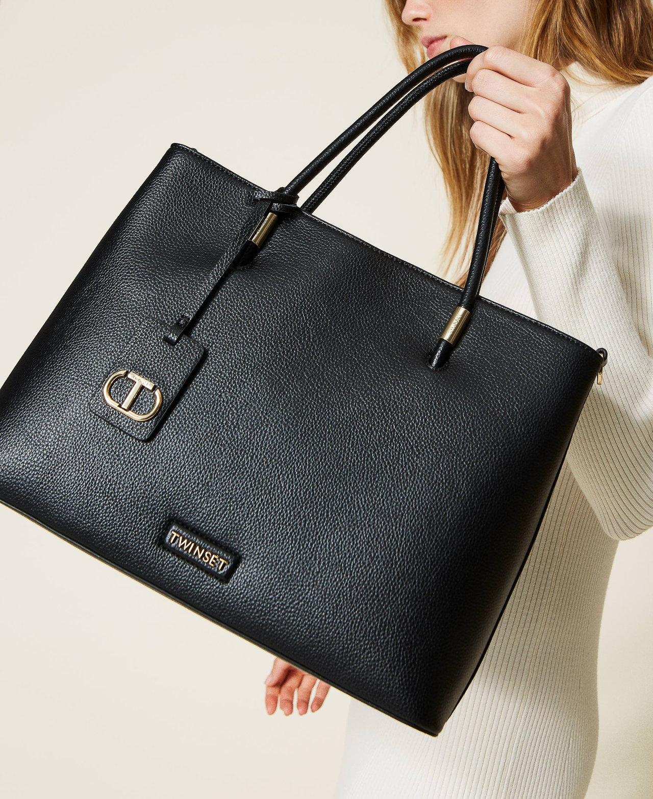 Shopper with logo tag