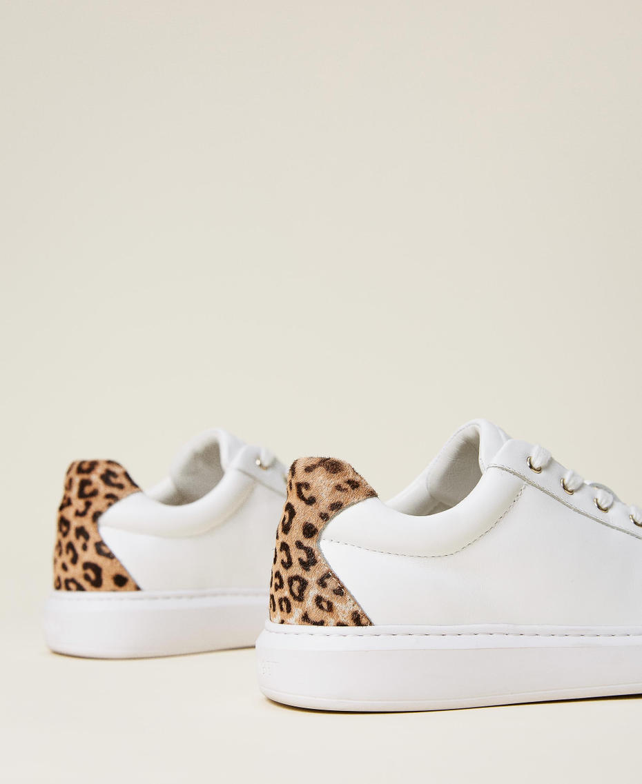 Ledersneaker mit Animaldetail