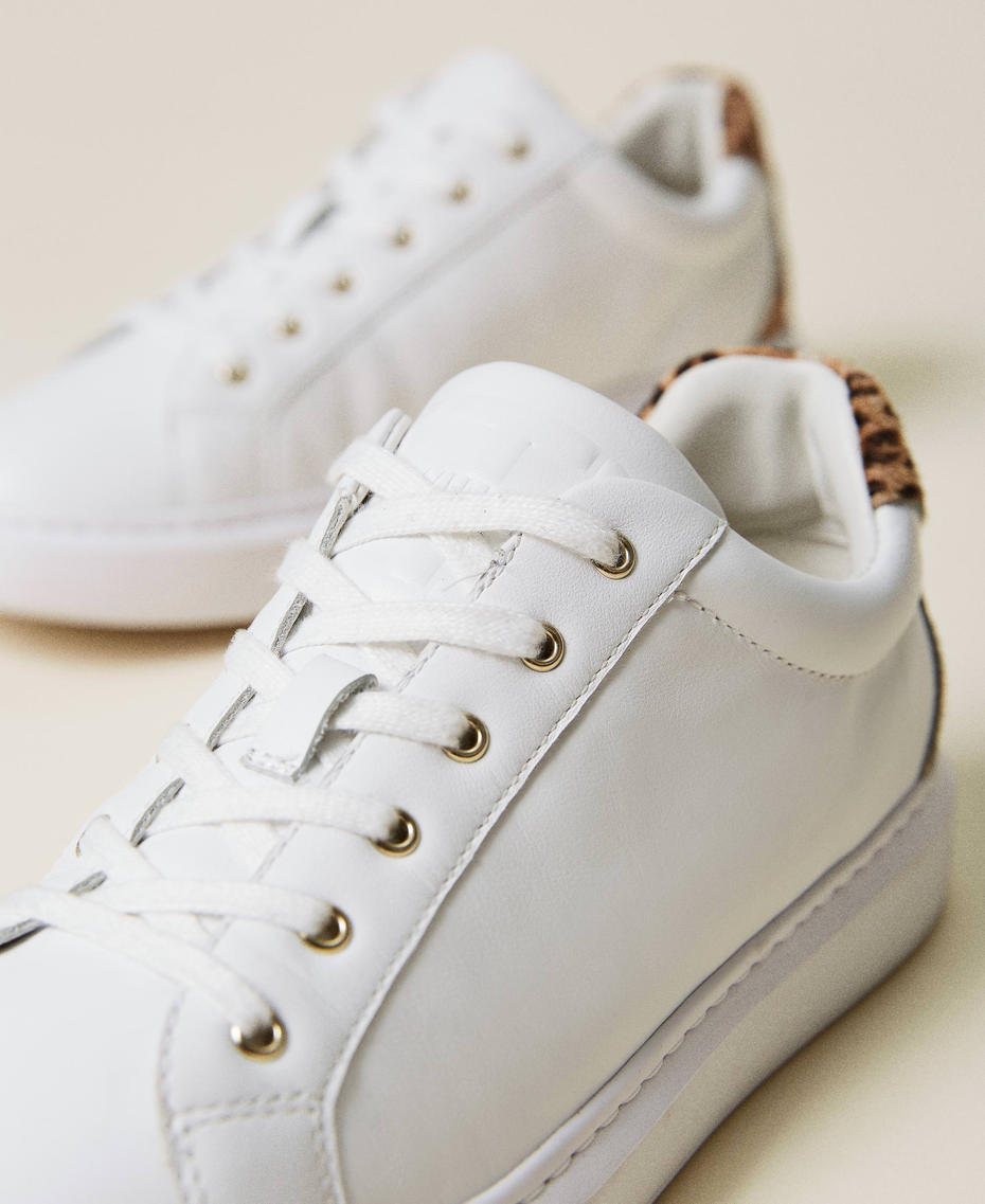 Ledersneaker mit Animaldetail