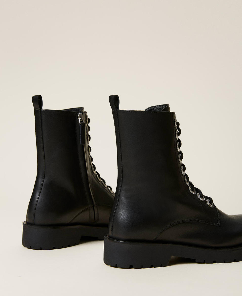 Anfibi con occhielli in strass