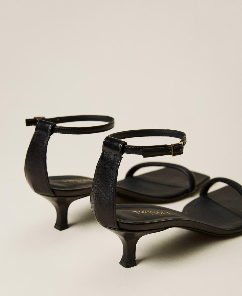 Sandali in pelle con kitten heels