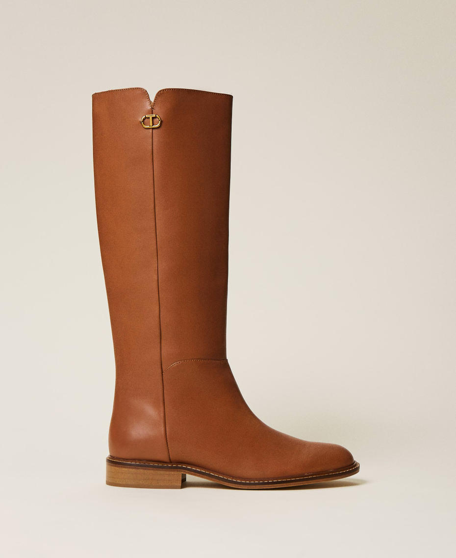 Leather boots with logo