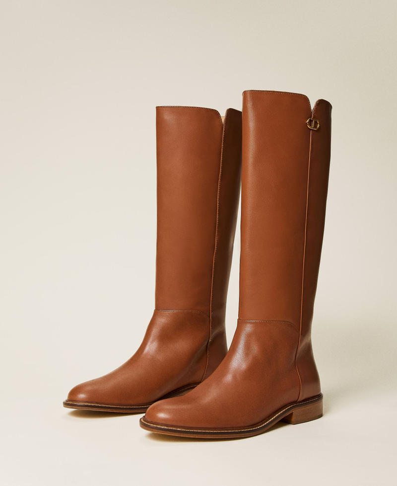 Leather boots with logo