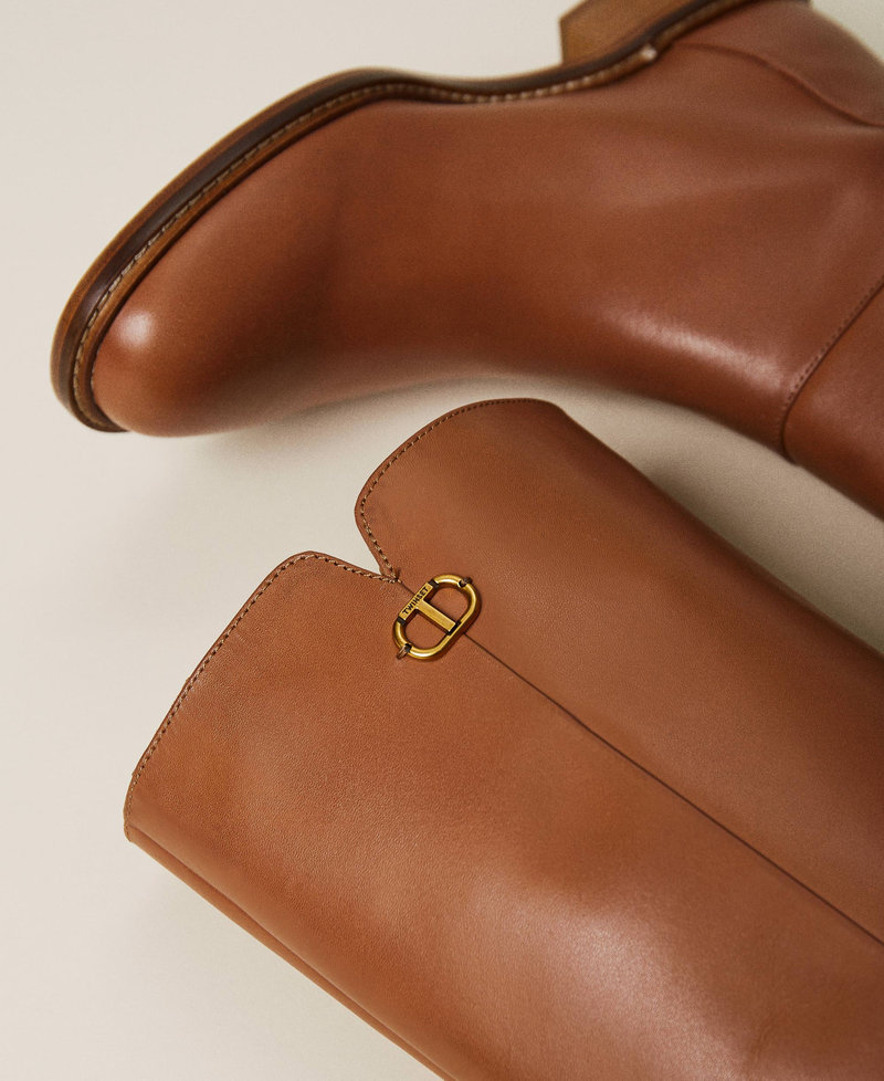 Leather boots with logo