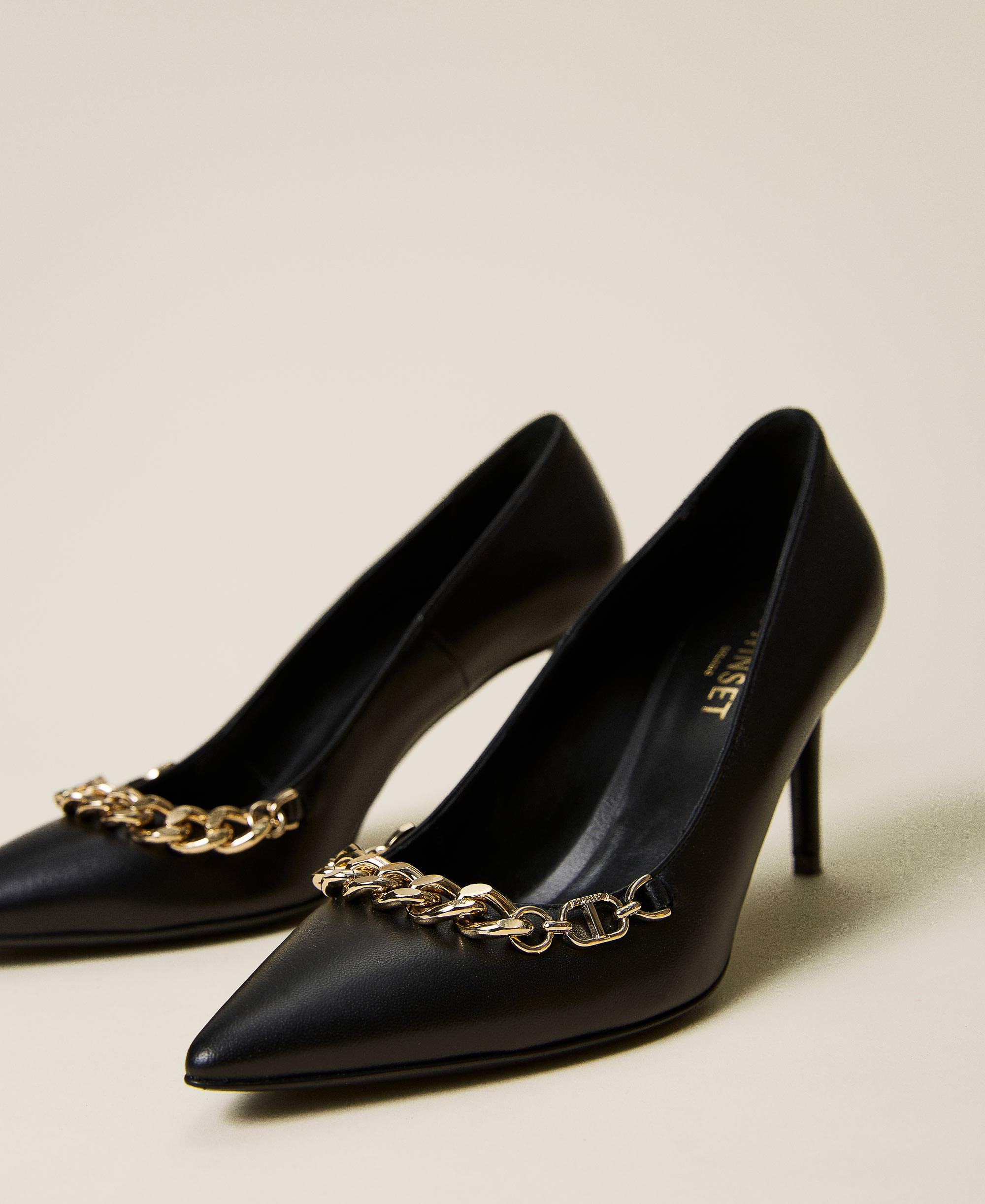 Leather court shoes with chain and logo