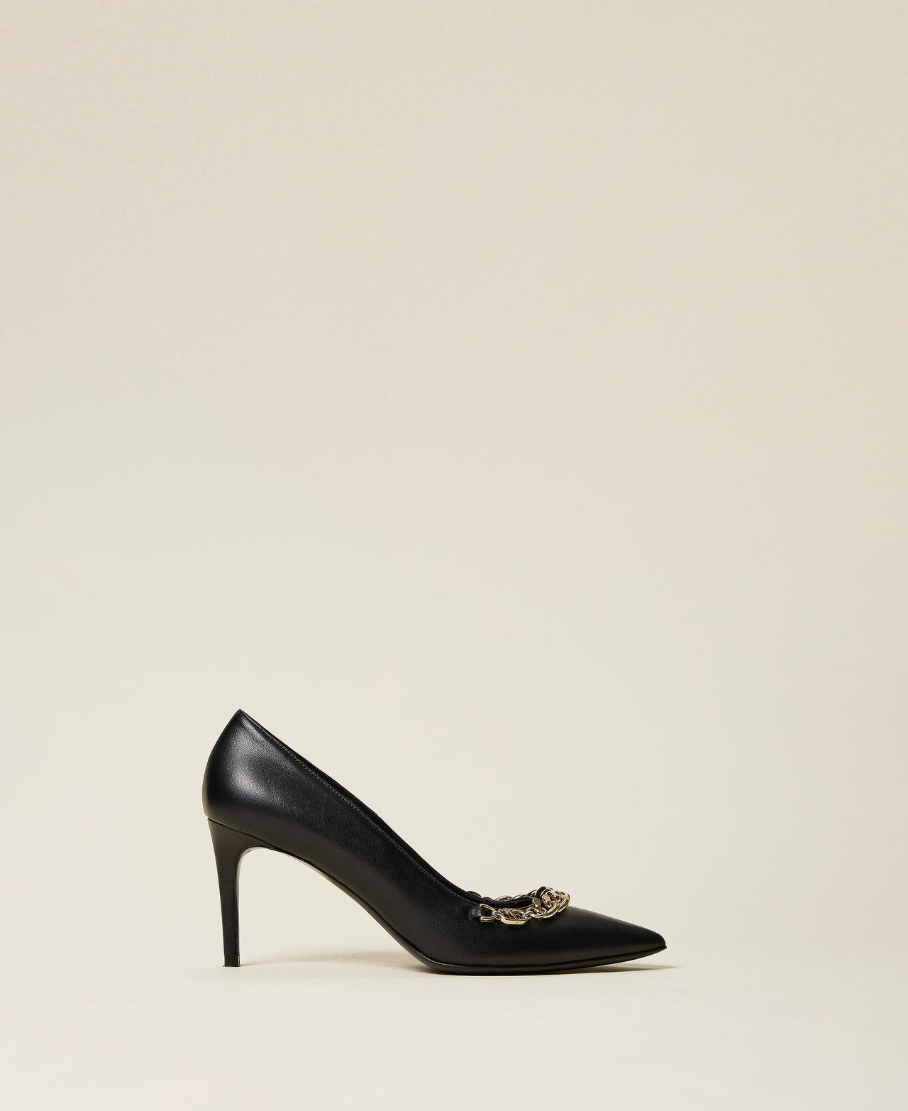 Escarpins en cuir avec chaîne et logo