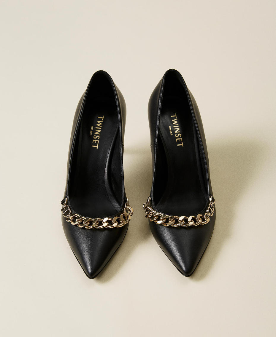 Escarpins en cuir avec chaîne et logo