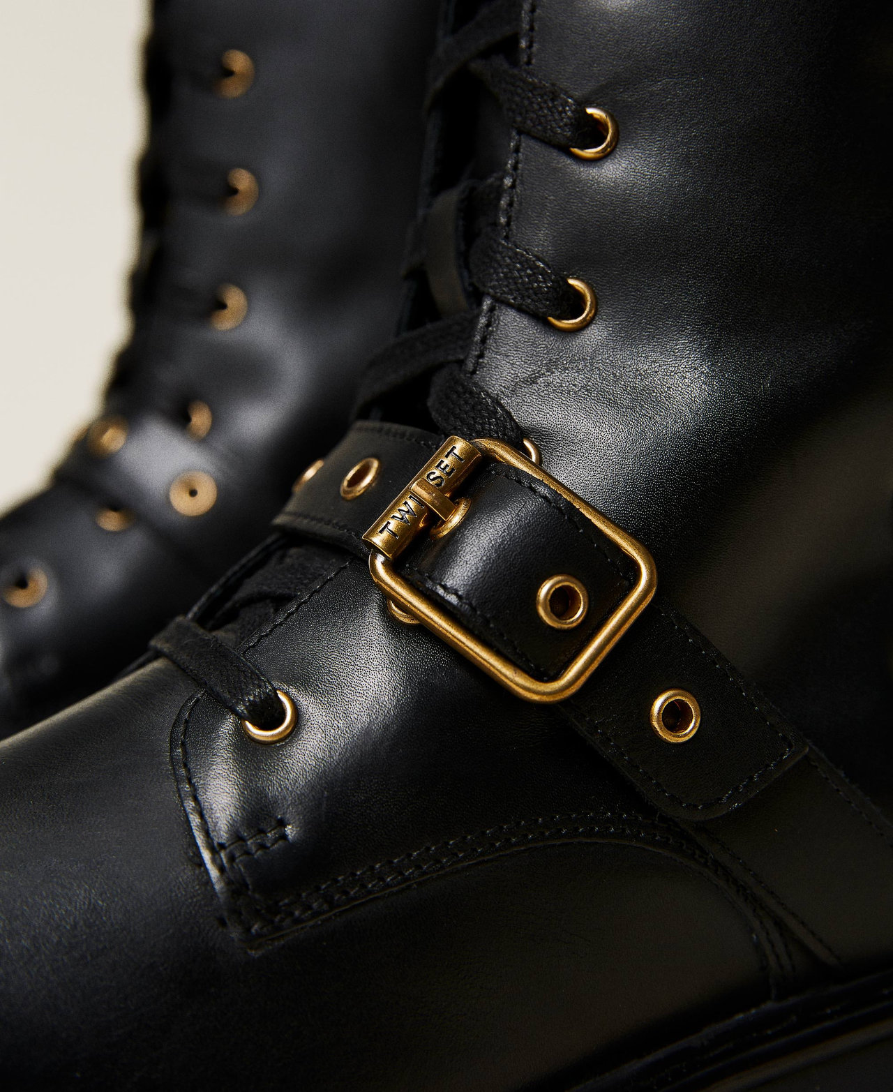 Schnürstiefelette aus Leder mit Zierösen