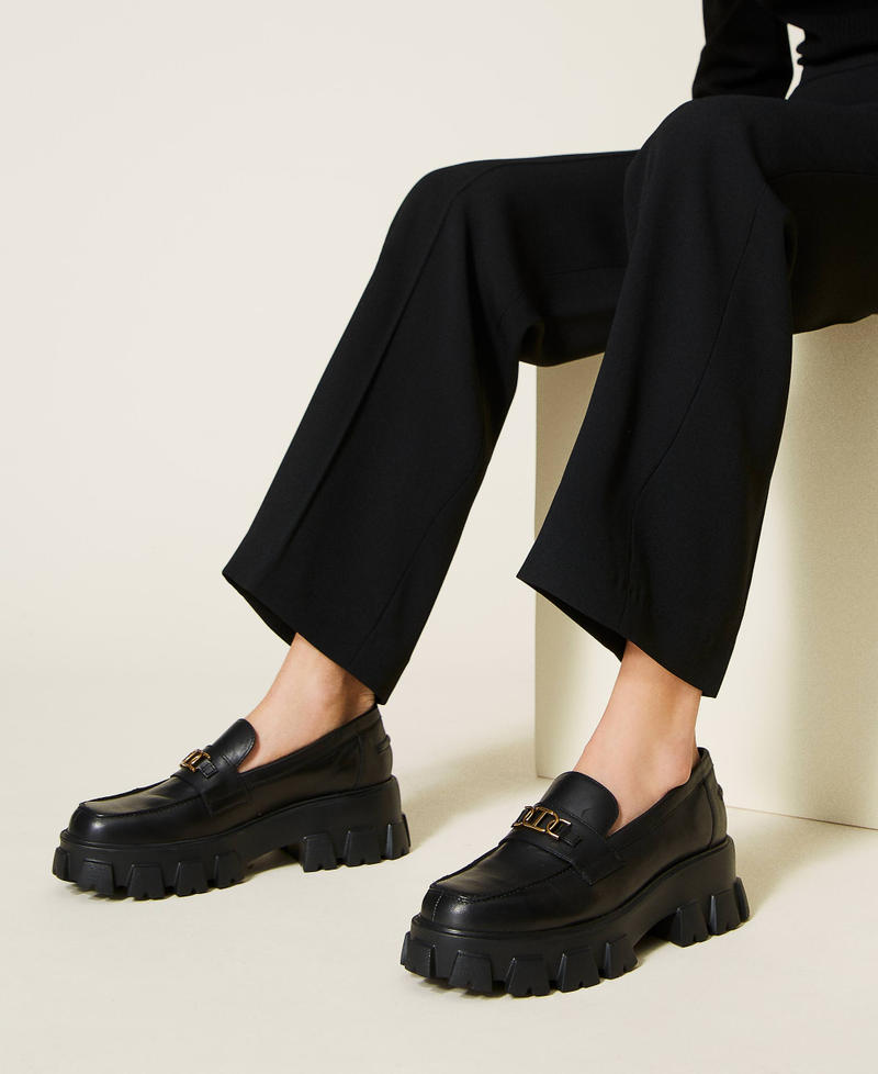 ローファー・オックスフォード TWINSET FW24 MOCASSINO (242TCP044 00006) Loafers with Oval T clasp Woman, Black | TWINSET Milano