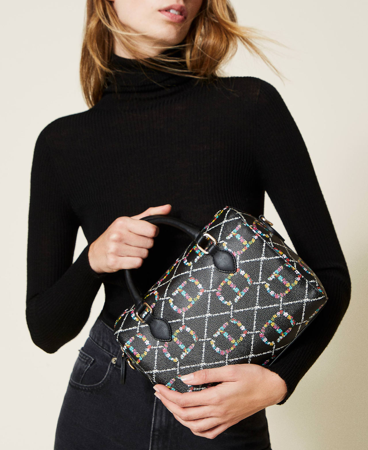 Bauletto-Tasche mit Allover-Logo mit Blumen