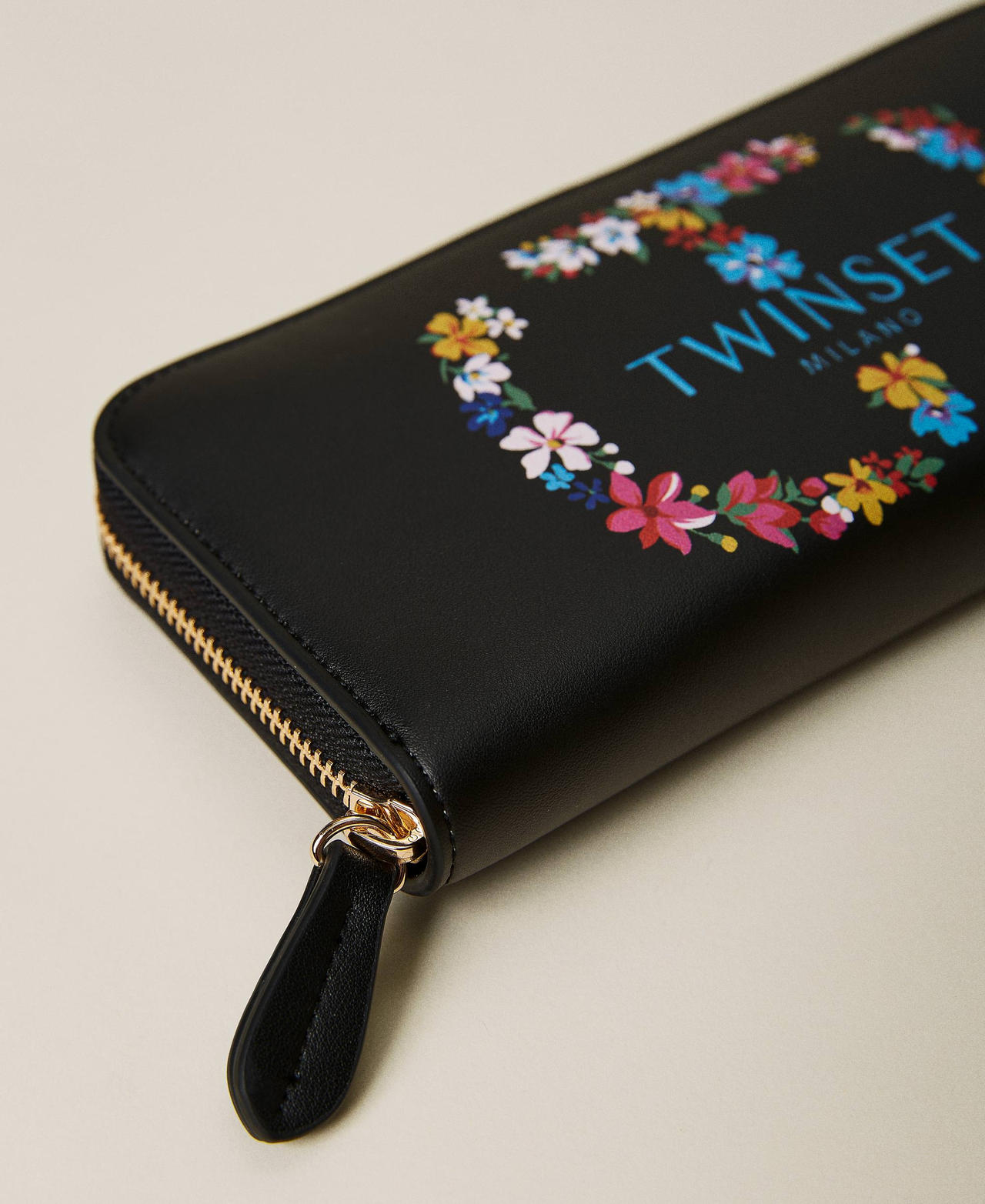 Cartera con maxilogotipo de flores