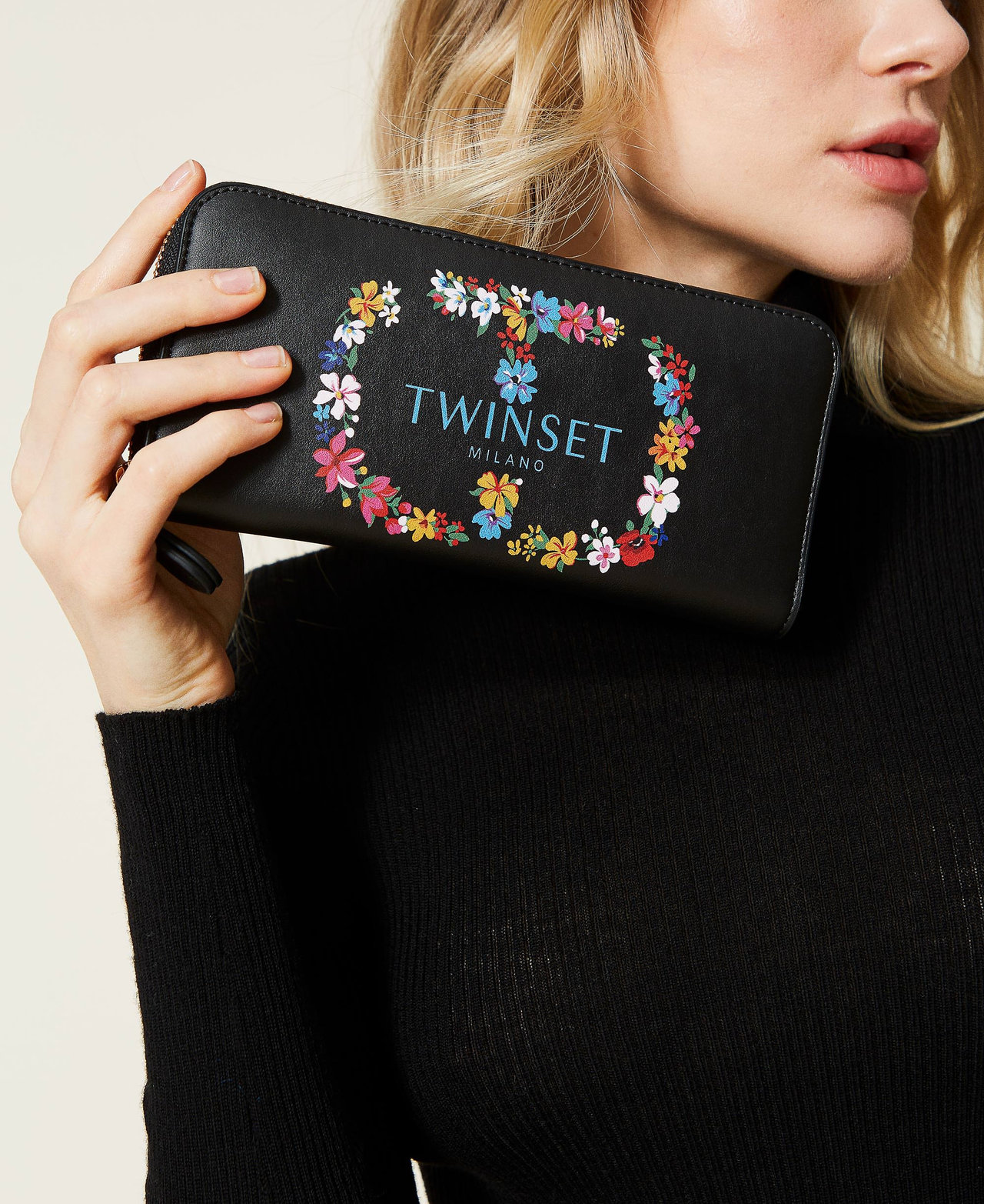 Cartera con maxilogotipo de flores