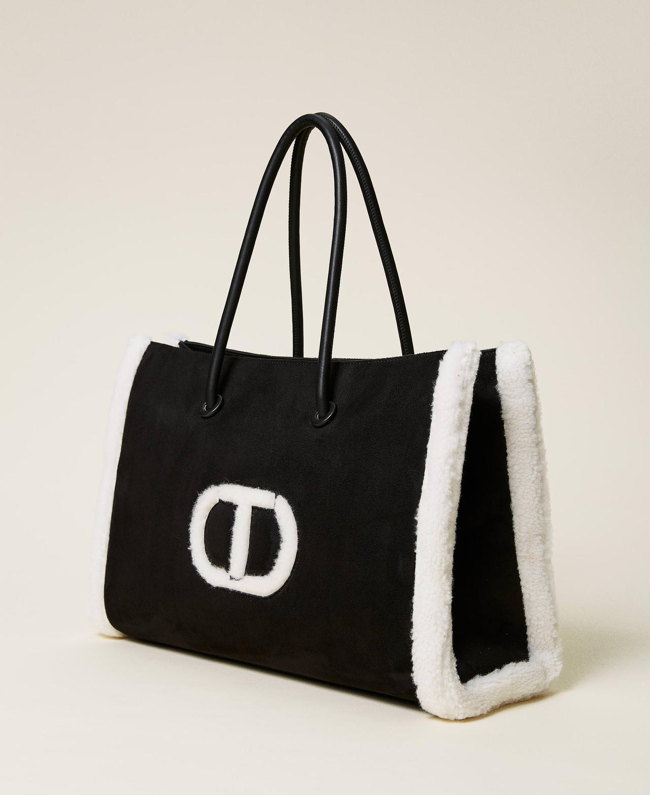 Shopper mit Pelzimitat-Einsätzen