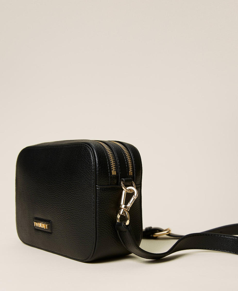 Bolso bandolera multicremalleras con colgante Oval T