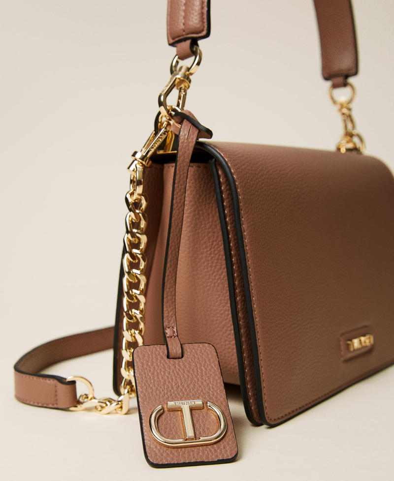 Borsa a tracolla con charm Oval T