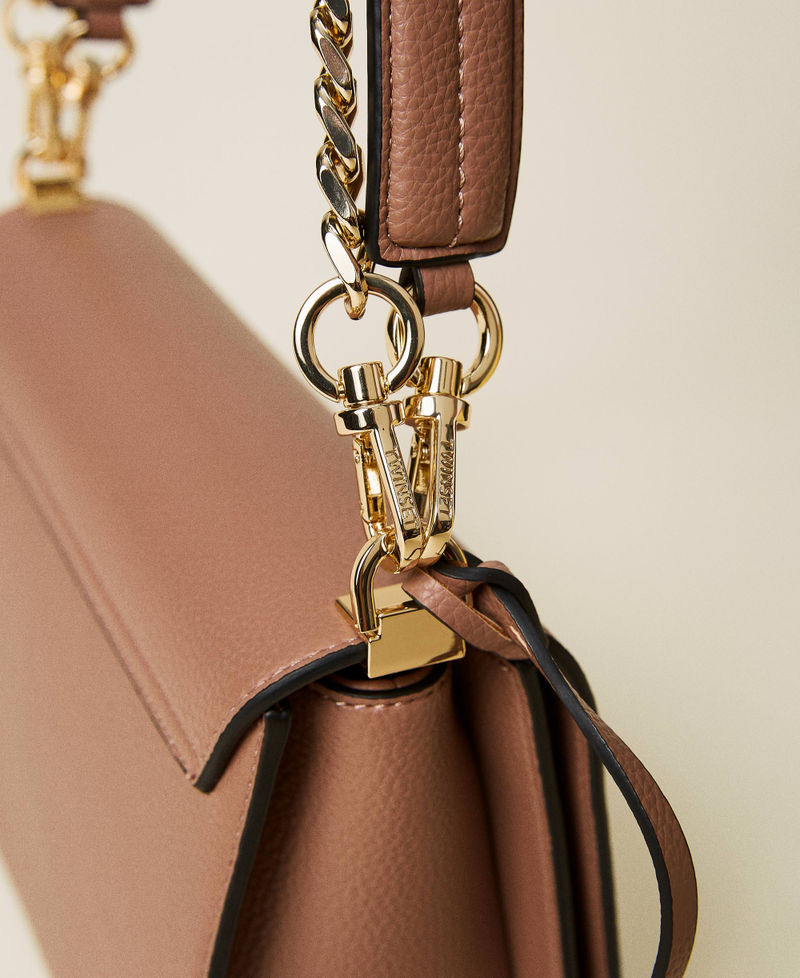 Borsa a tracolla con charm Oval T