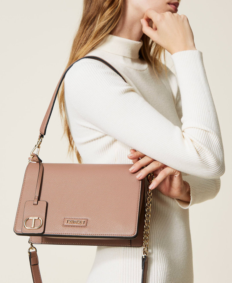 Borsa a tracolla con charm Oval T