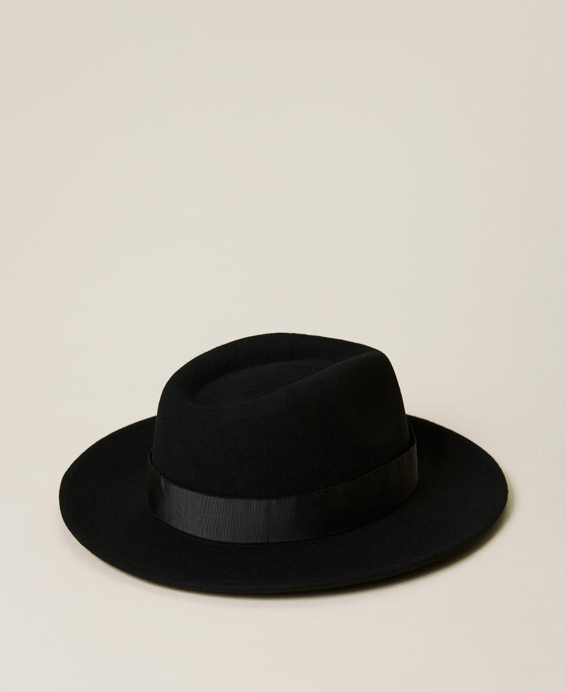 Wool cloth hat with clasp