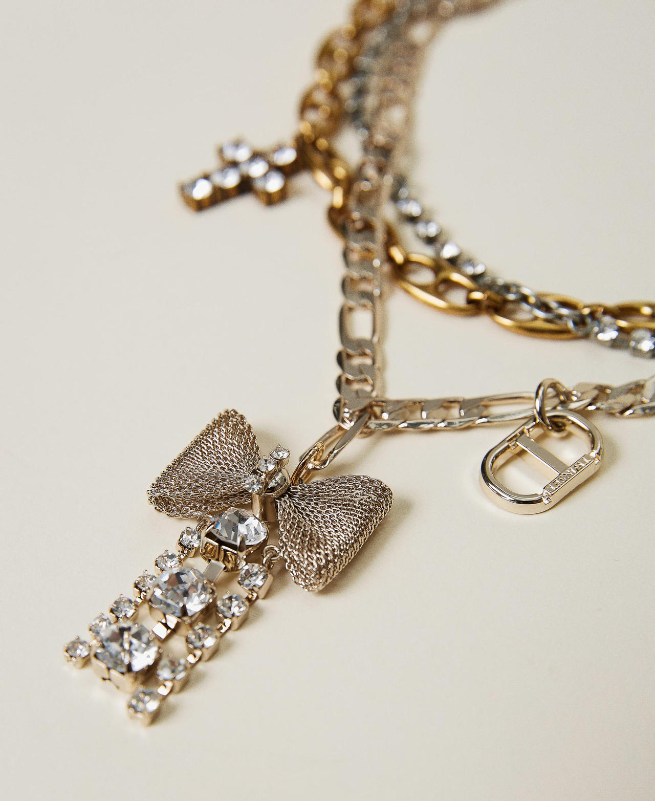 Halskette mit Perlen und Strass