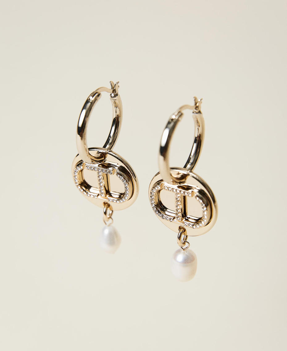 Earrings with Oval T pendant and pearls