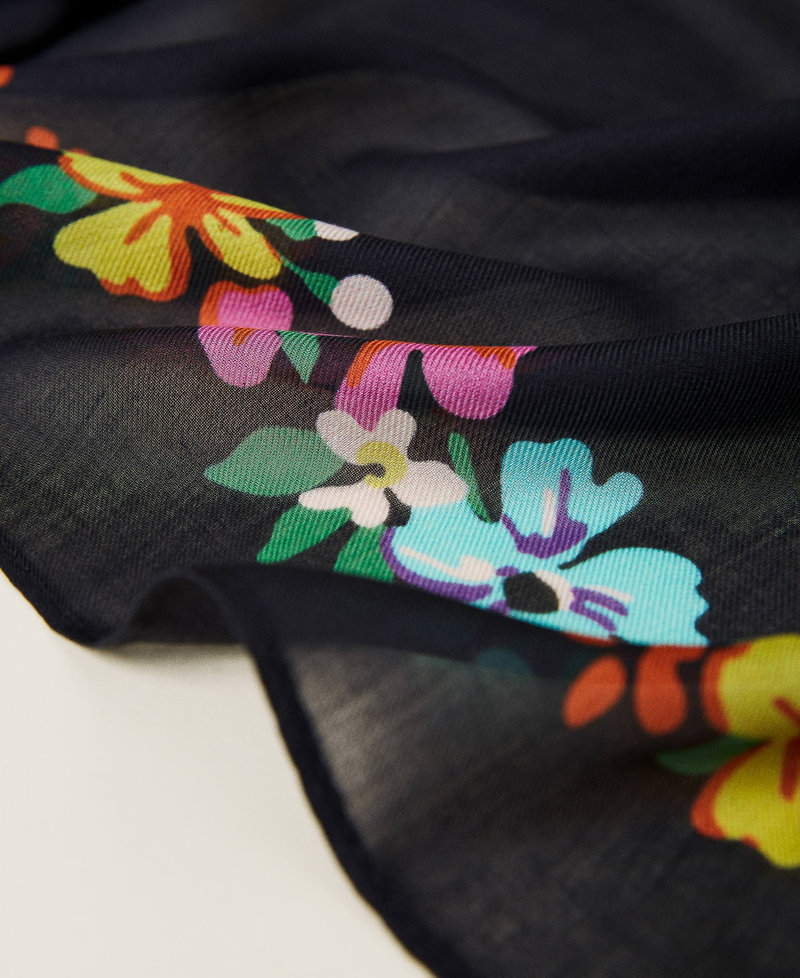 Tuch aus Modal mit floralem „Oval T“-Print Schwarz / Oval T Flower Frau 222TO509G-02