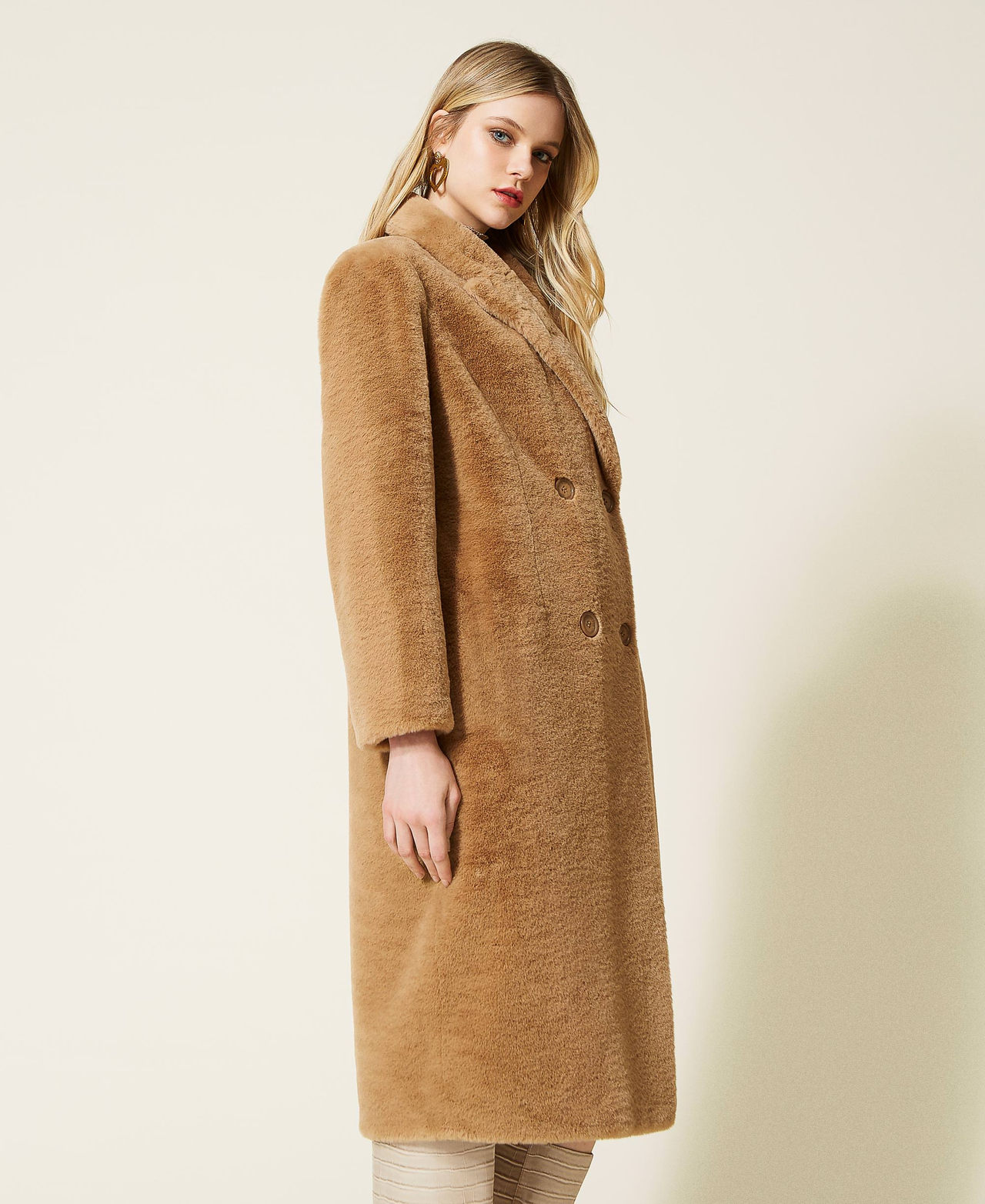 Abrigo de doble botonadura de pelo sint&eacute;tico