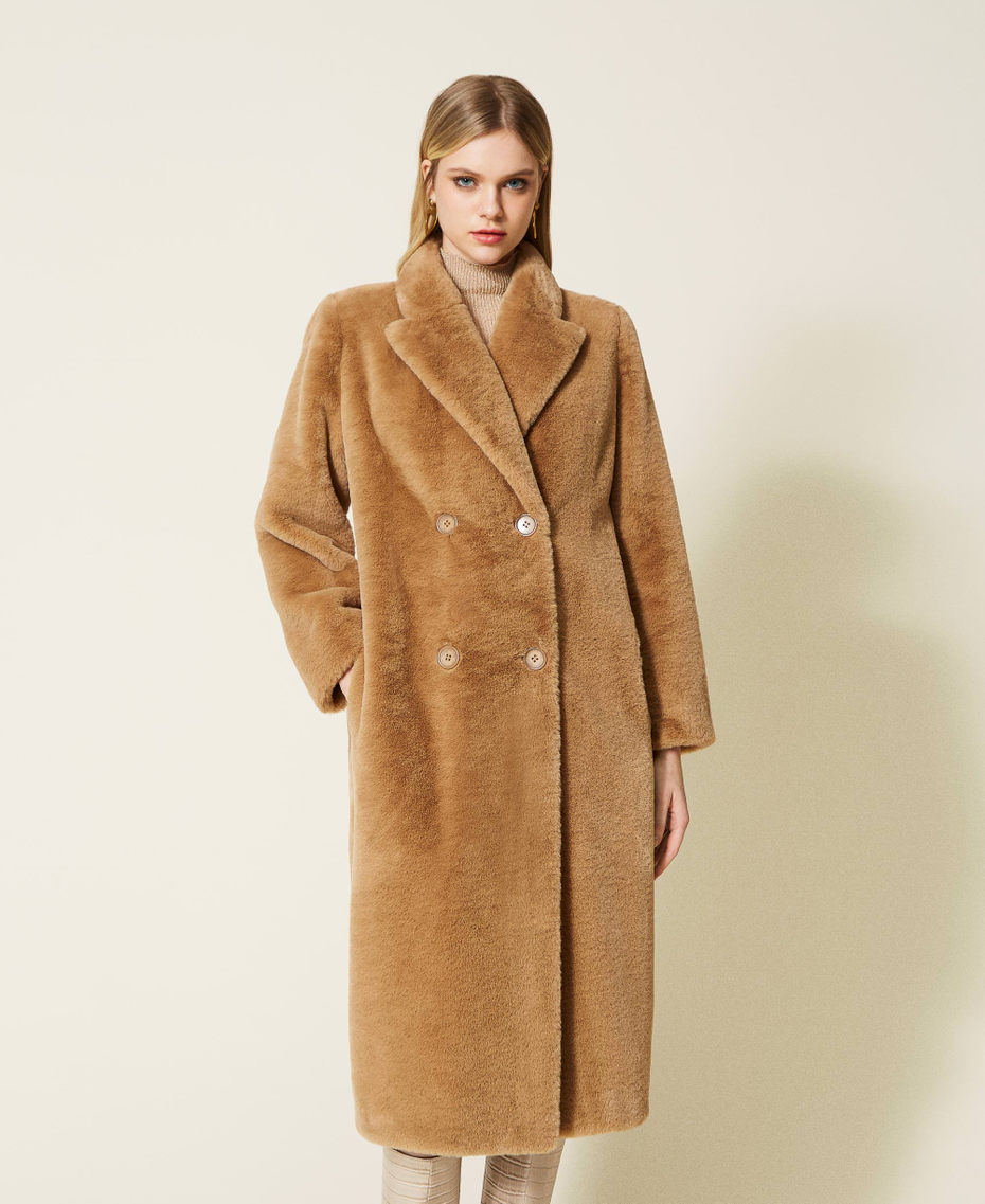 Abrigo de doble botonadura de pelo sint&eacute;tico