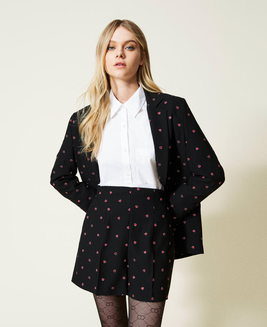 High-Waist-Shorts mit aufgestickten Herzen