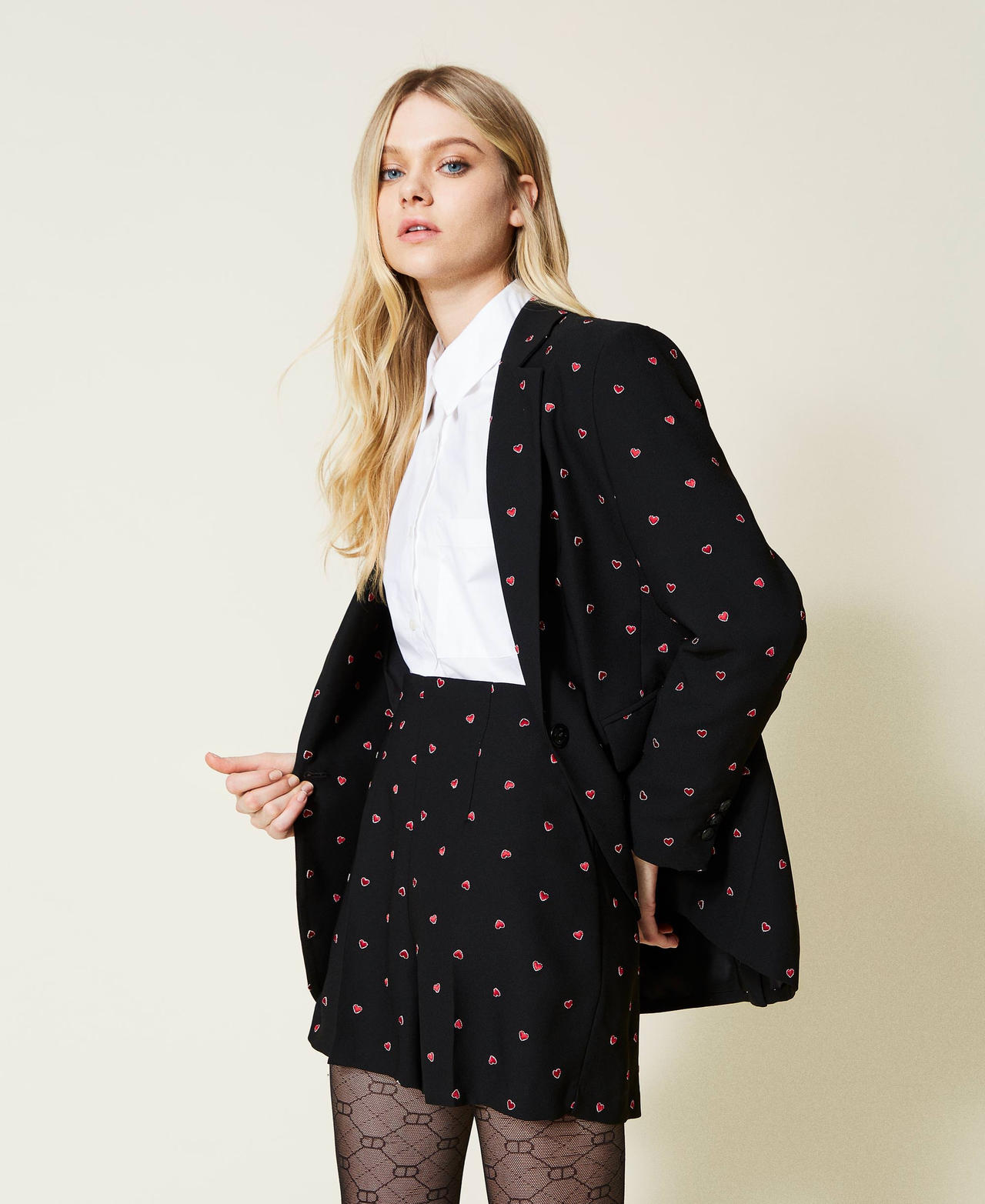 High-Waist-Shorts mit aufgestickten Herzen